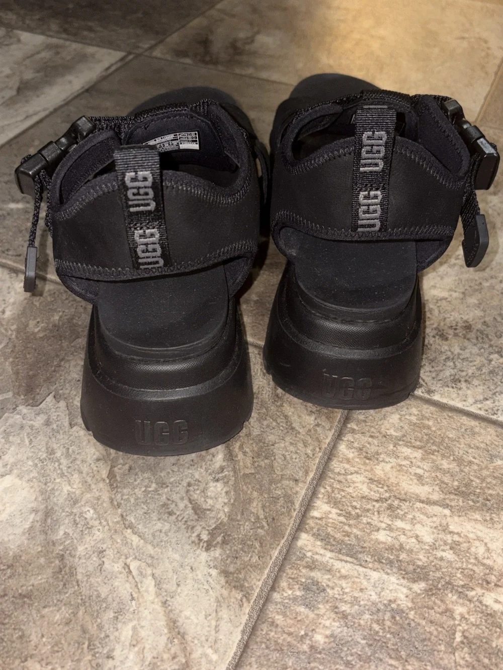 UGG WOMENS BUCKLE PLATFORM SANDALS